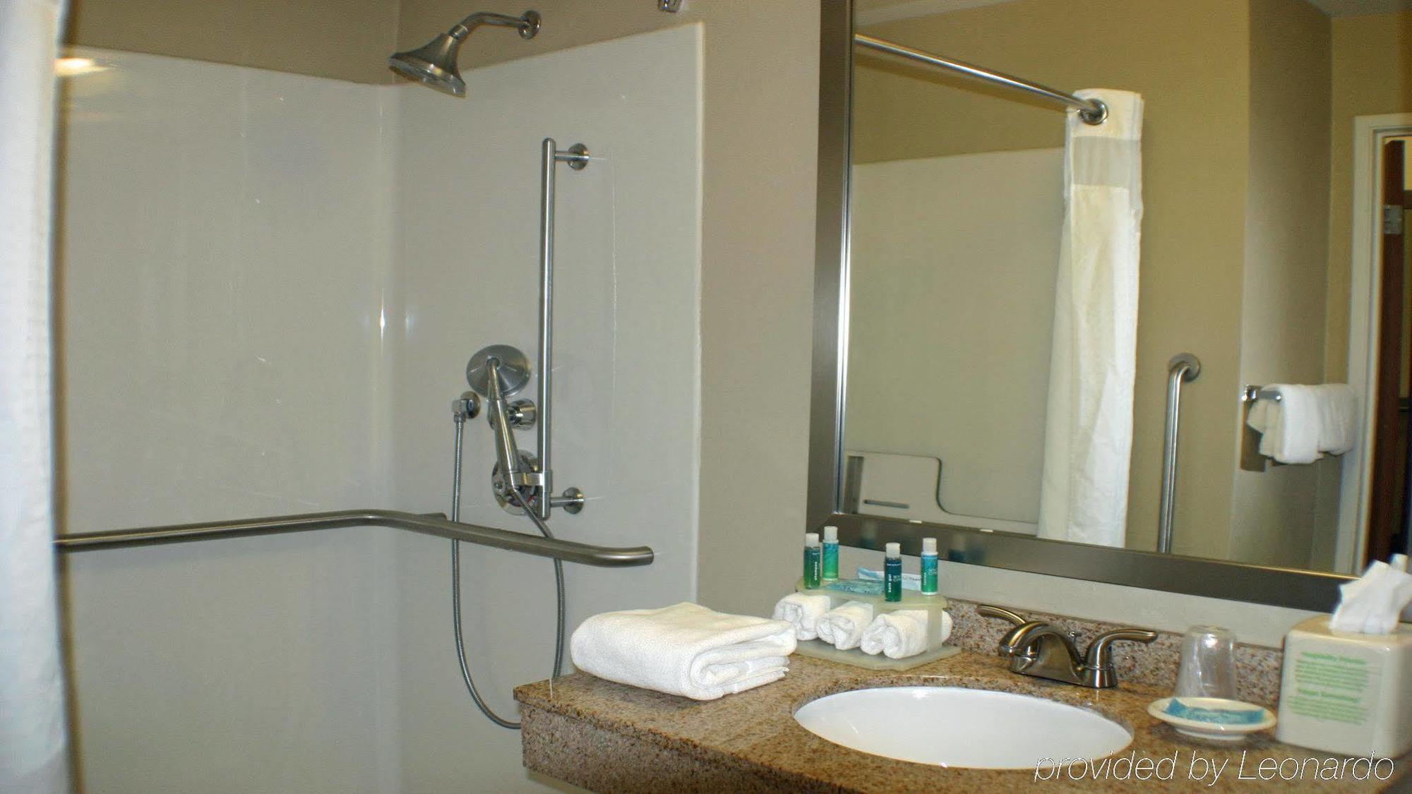 Express Pittsburgh-north/harmarville By Ihg Hotel 2*